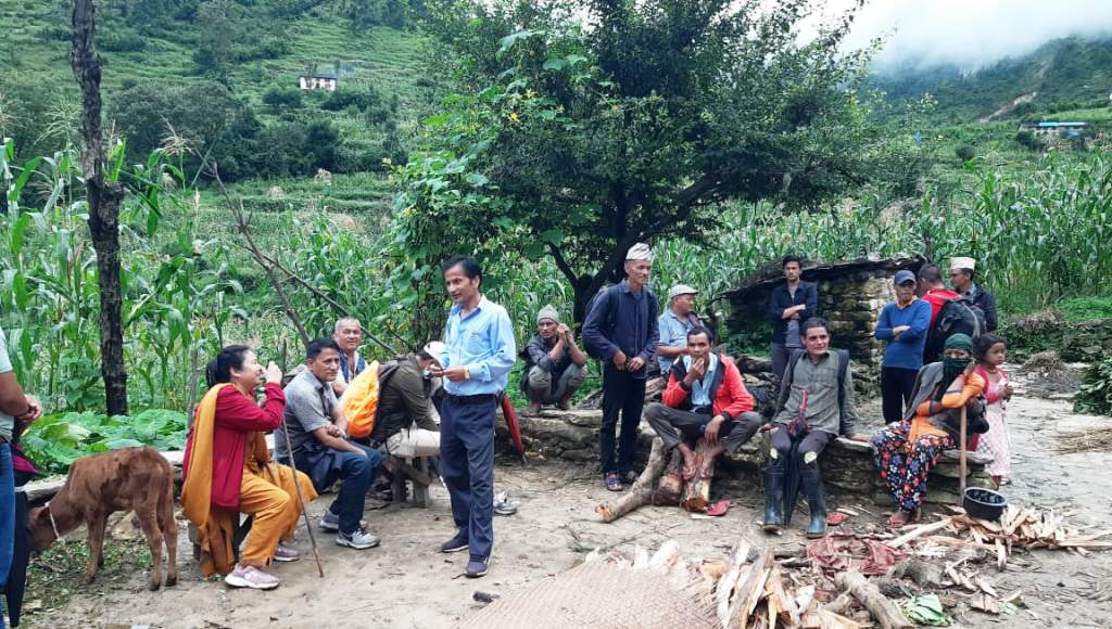 सेनाको हेलिकप्टरमार्फत खाद्यान्न ढुवानी, पहिरो पीडित बस्तीमा उपसभामुख