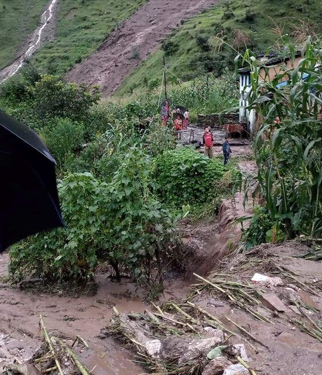 पहिरोमा पुरिएर  एक जनाको मृत्यु, दुई जना बेपत्ता