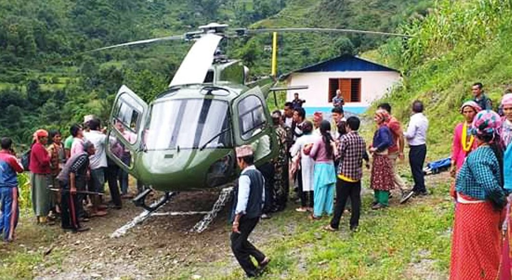 दार्चुलामा पहिलो पटक हेलिकप्टरबाट सुत्केरी महिलाको  उद्दार