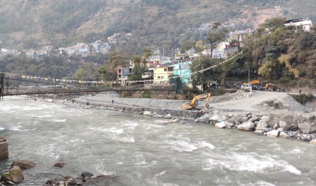 महाकाली नदीमा अस्थायी तटबन्ध हटाउदै