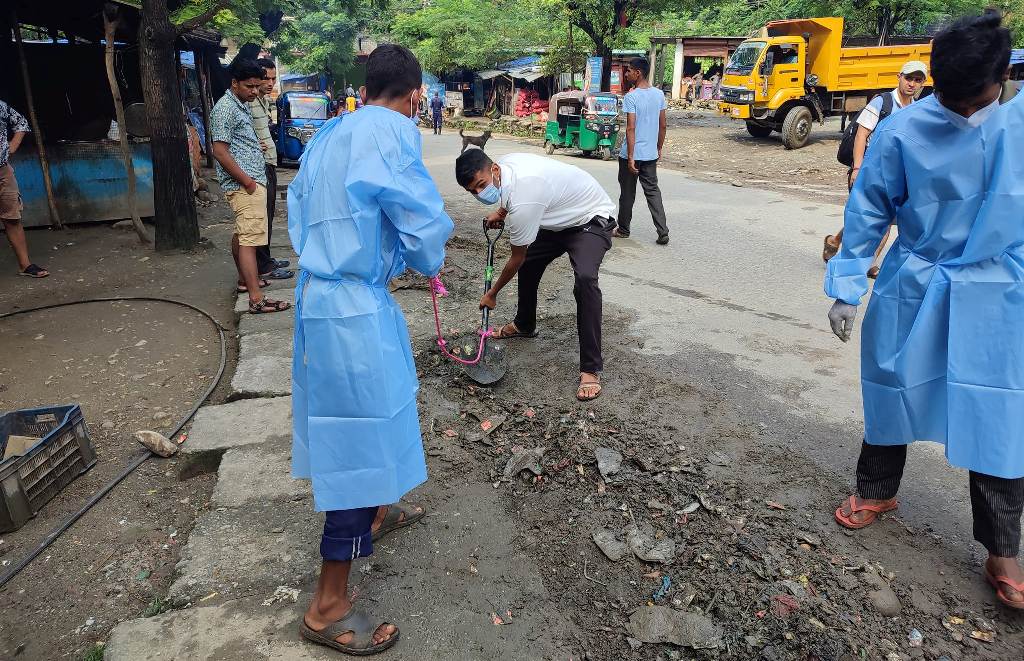 शैल्यशिखर नगरपालिकाले बजारको फोहोर उठाउन थाल्यो