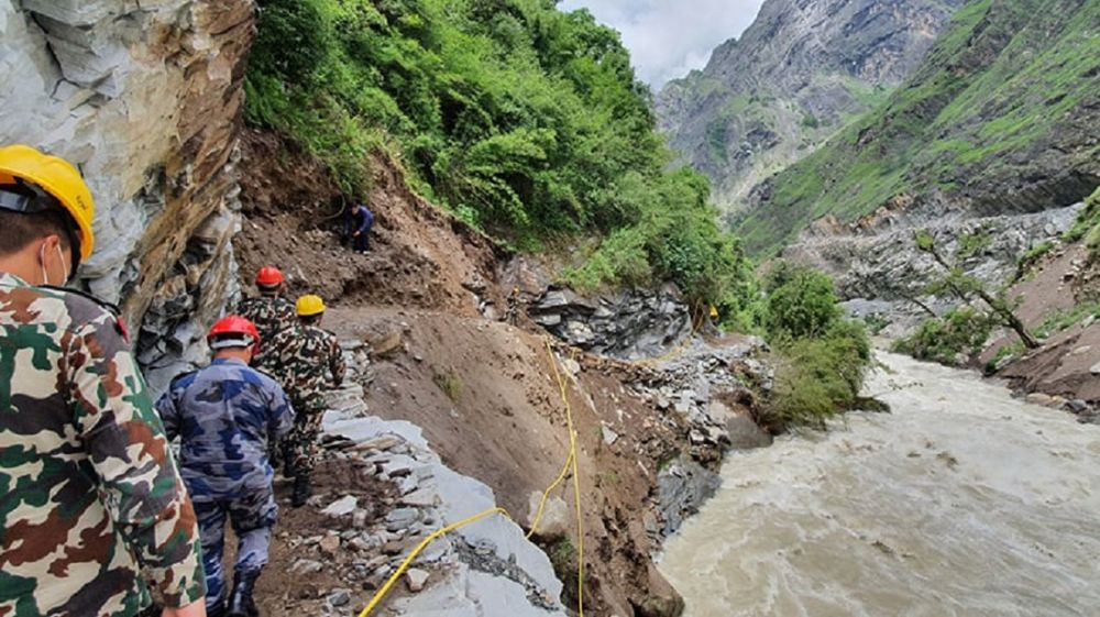 टिंकर सडक बनाउँदै सेना, ७४ किलोमिटर ट्य्राक खनिने