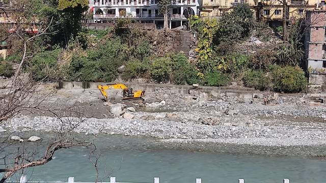 महाकाली पारी पक्की तटबन्ध बनाउँदै भारत