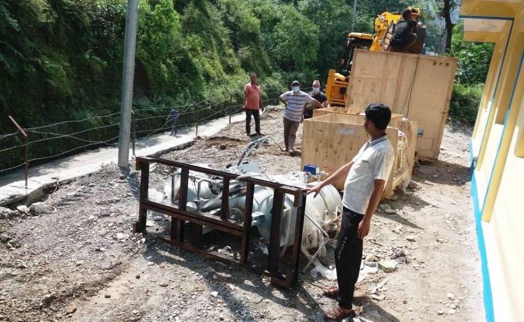 जिल्ला अस्पतालमा अक्सिजन प्लान्टको सामाग्री आइपुग्यो,