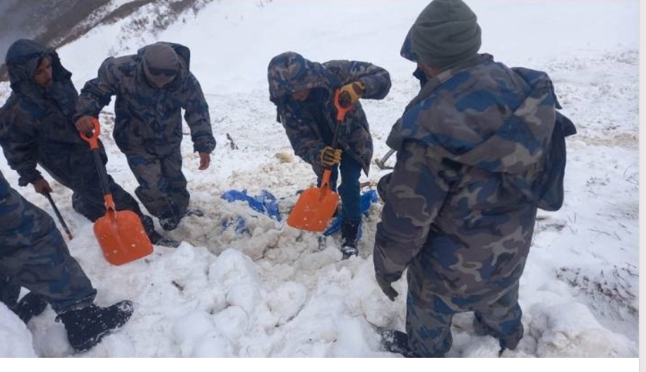 हिमपहिरोमा बेपत्ता भएकाको खोजी कार्य जारी, तीनजनाको शव आफन्तलाई बुझाइयो