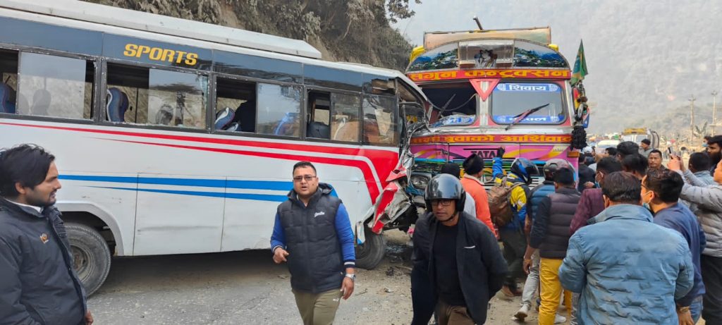 तीर्थयात्री बोकेको बस दुर्घटना, ३० जना घाइते