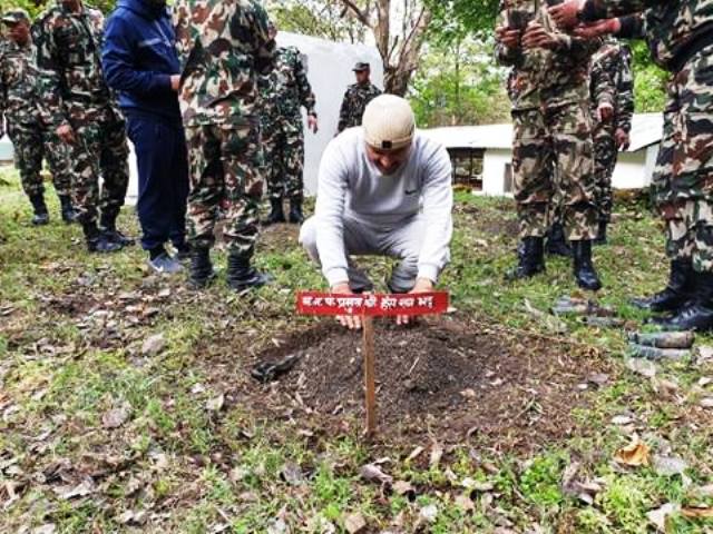 एक नेपाली एक फलफुल विरुवारोपन, दार्चुला नेपाली सेनाद्धारा वृक्षारोपण 