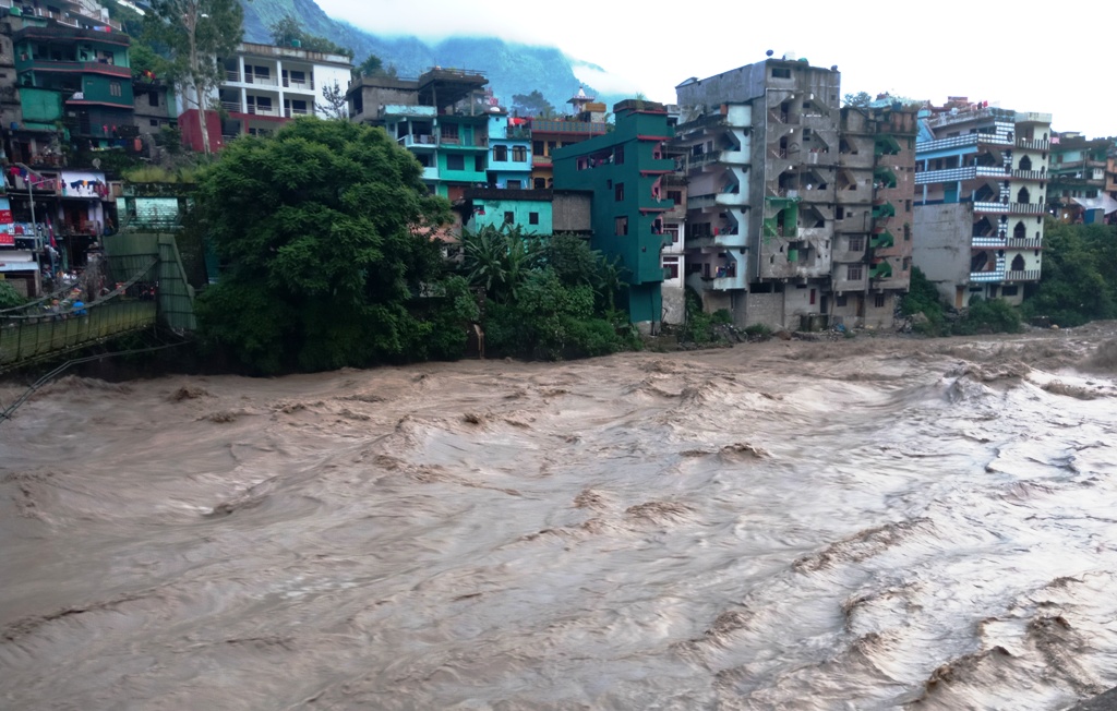 सधैको जोखिम घाँट बजार, करोडौँ लगानी नदि किनारमा (फोटो फिचर)